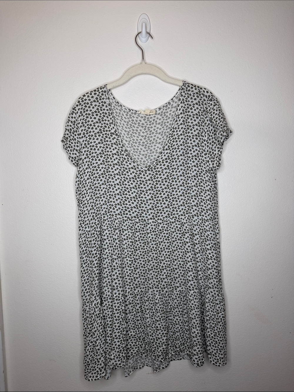 L.A. Hearts Women's Black and White Floral V-Neck Dress